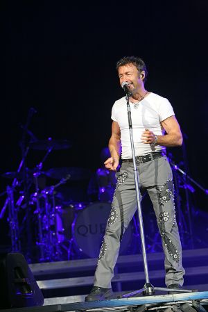 Queen w Paul Rodgers at the Coliseum Apr13-06 156.jpg